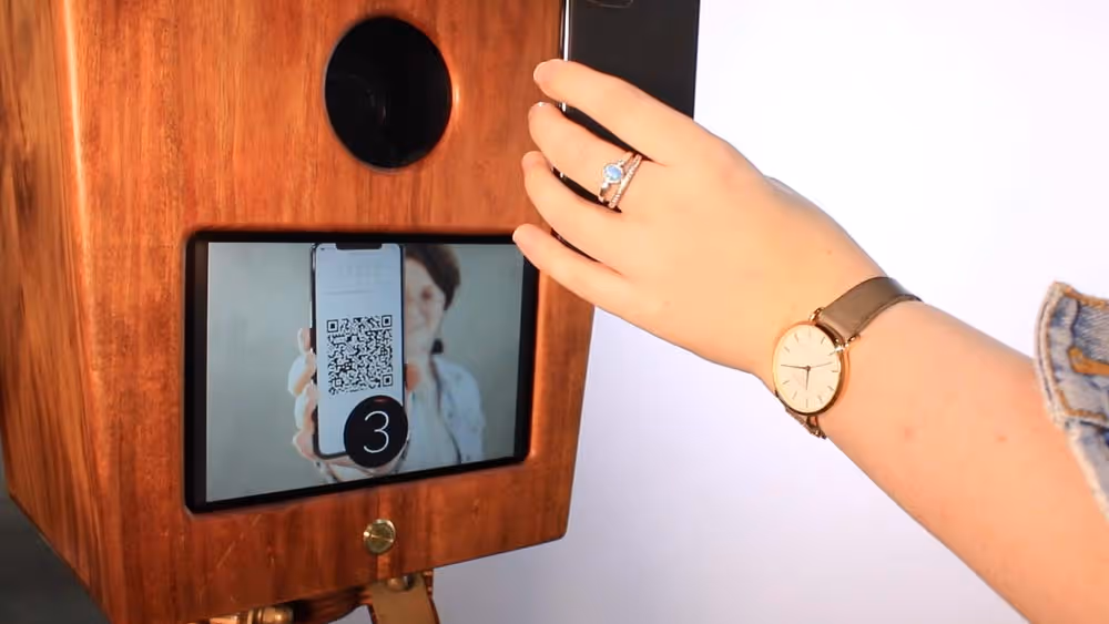 Showing a QR code to the booth camera to start the booth (Breeze DLSR Remote Pro 3.15)